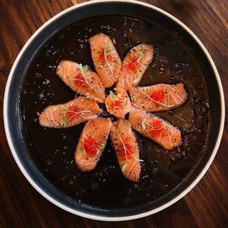 Tiradito Ponzu Trufado con Quinoa Crocante