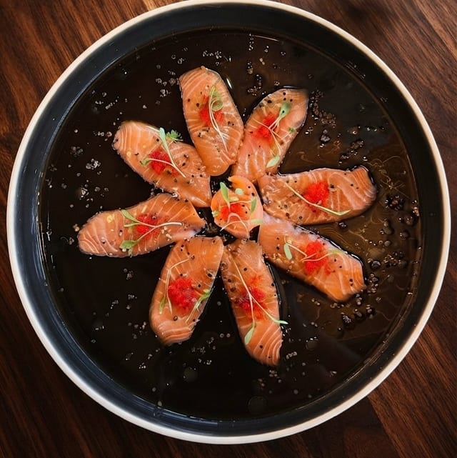 Tiradito Ponzu Trufado con Quinoa Crocante.