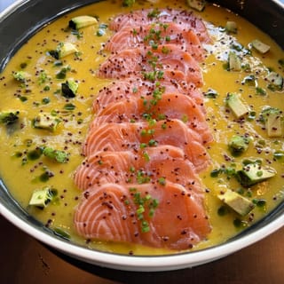Tiradito Ponzu Trufado con Quinoa Crocante