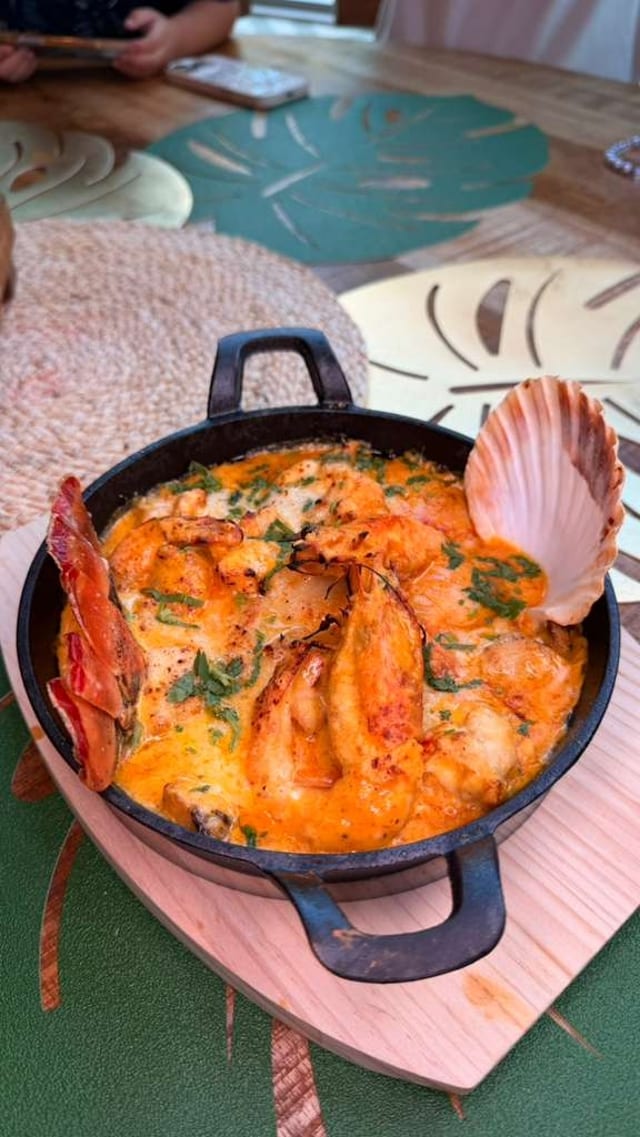Cazuela Nikkei de Mariscos